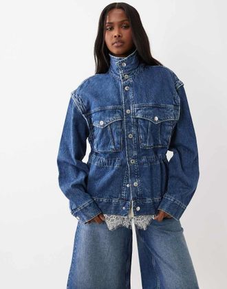 Gina Tricot Gina Tricot - Giacca di jeans con scollo a imbuto stretta in vita blu lavaggio medio