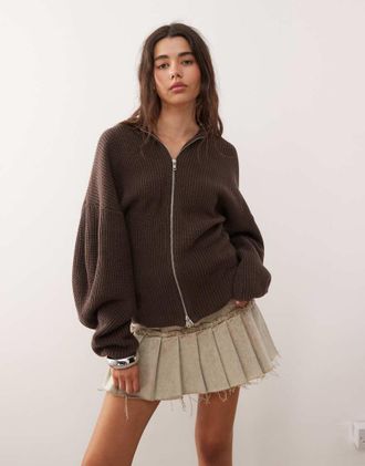 Monki Maglione lavorato color cioccolato con cappuccio e dettaglio stretto in vita - In esclusiva per ASOS-Marrone