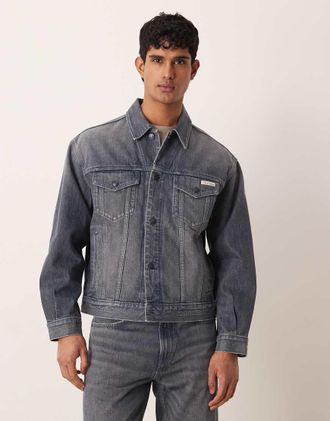 Calvin Klein Jeans Giacca di jeans trucker lavaggio blu scuro in coordinato