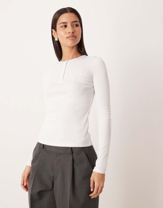 Calvin Klein Jeans Top slim a maniche lunghe bianco con stampa del logo a monogramma