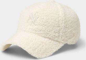 New Era Womens New York Yankees high-pile fleece cap