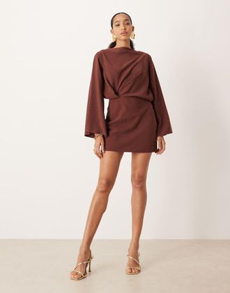 Asos Vestito corto a maniche lunghe color cioccolato con taglio sbieco raccolto in vita-Marrone
