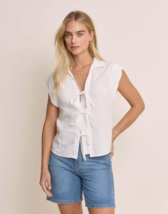 Nobody's Child Ember - Top in misto lino bianco con colletto allacciato sul davanti