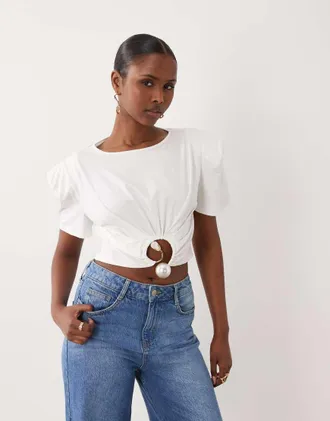 Asos T-shirt corta bianca con finiture in metallo-Bianco