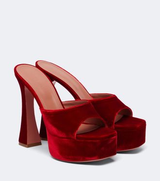 Amina Muaddi Mules con plataforma Dalida de terciopelo