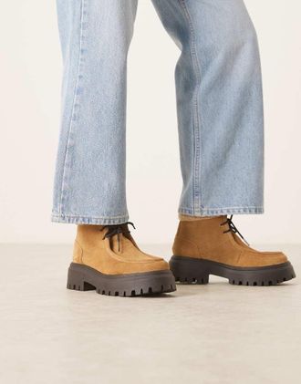 Asos Arlo - Polacchine in camoscio color sabbia con suola spessa e bordo in pile borg-Marrone