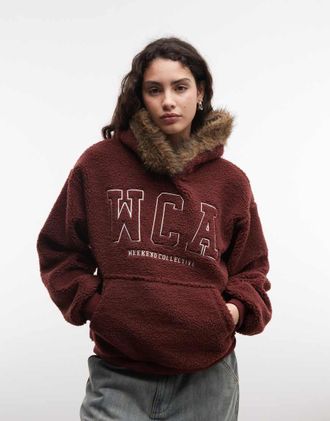 Asos Weekend Collective felpa con cappuccio oversize in pile borg con cappuccio rifinito in pelliccia bordeaux-Rosso