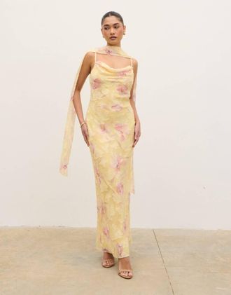 Pretty Lavish Eden - Vestito lungo jacquard giallo a fiori con scollo ad anello