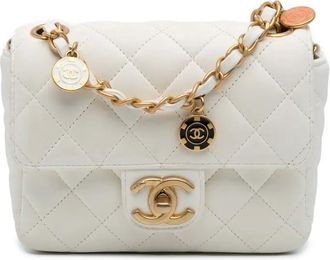 Chanel Borsa a tracolla squadrata mini in pelle di agnello con ciondoli Casino Royale e battente 2021-2025 - Bianco