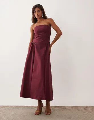 Abercrombie & Fitch vestito maxi a fascia con fondo asimmetrico e vita a corsetto bordeaux-Rosso