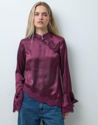 Reclaimed Vintage blusa in satin con colletto alla coreana e fondo asimmetrico-Rosso