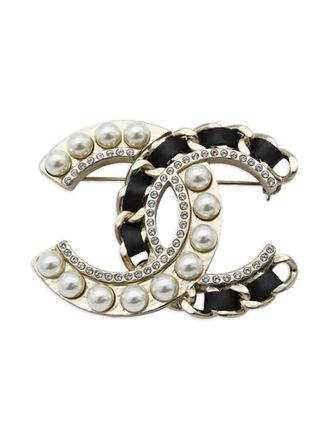 Chanel 2019 CC Gold Plated Faux Pearl and Rhinestones Brooch costume brooch - women - Gold Plated/Gold/Faux Pearl/Rhinestone - One Size