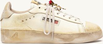 Autry DALLAS LOW SUPER VINTAGE SNEAKERS IN MARSHMALLOW LEATHER WITH CHARM