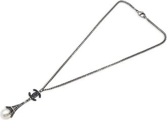 Chanel 2006 Silver Plated Faux Pearl Enamel CC Eiffel Tower Charm Necklace costume necklace - Zilver