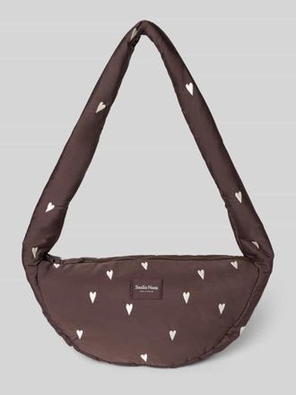 Studio Noos Umh&auml;ngetasche mit Label-Detail in Mittelbraun, Gr&ouml;&szlig;e 1