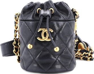 Chanel Twist Your Buttons gewatteerde mini bucket-tas met trekkoord - Zwart