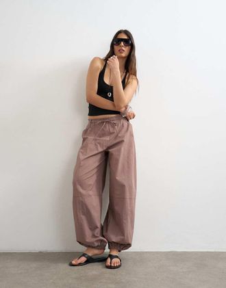 Topshop Pantaloni tecnici marroni con fondo vita elasticizzati-Marrone
