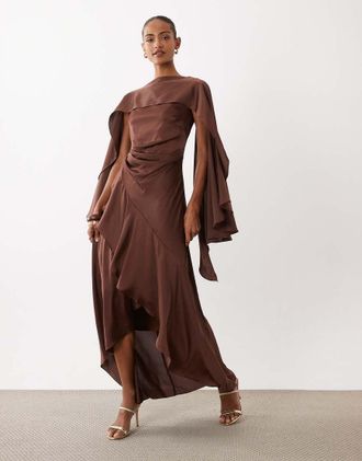 Tfnc Vestito lungo da damigella in raso color cioccolato con parte superiore stile mantella e gonna a portafoglio-Marrone