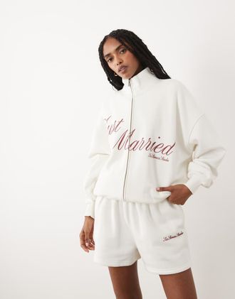 Six Stories Maglione accollato in jersey bianco con zip e scritta Just Married in coordinato