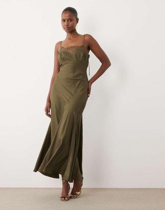 Asos Vestito sottoveste lungo in raso a righe verde oliva scuro con finiture in pizzo