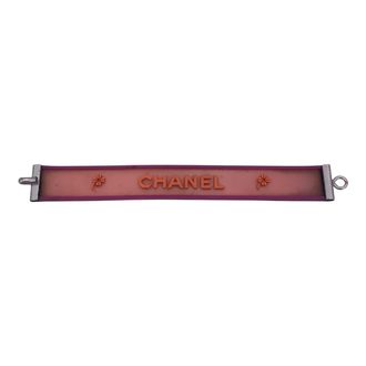 Chanel plastic armband met rubberen klaverlogo