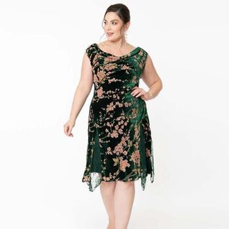 Unique Vintage Plus Size 1920s Hemingway Flapper Dress in Emerald Velvet at Nordstrom, Size 4X