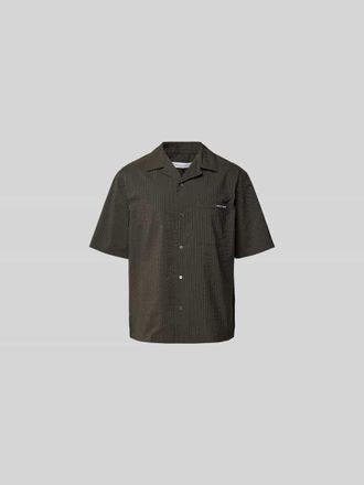 Maison Kitsun&eacute; Relaxed Fit Freizeithemd mit Brusttasche in Dunkelgruen, Gr&ouml;&szlig;e XL