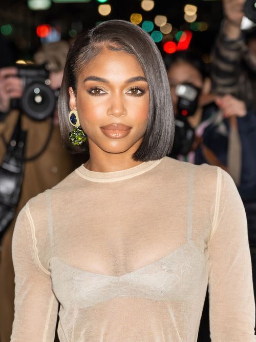 Lori Harvey trägt ein transparentes Kleid, mit Statement Ohrring und den Haircut 