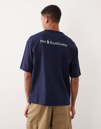Polo Ralph Lauren T-shirt vestibilit&agrave; comoda in tessuto pesante color blu navy con stampa del logo del giocatore di polo e scritta sul retro