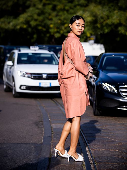 Streeetstyle mit nudefarbenen, rückenfreien Lederkleid und Bottega Veneta Sandalen.