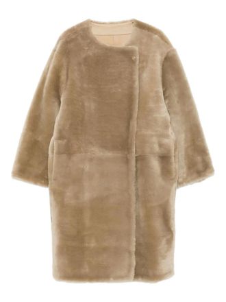 Toteme collarless shearling coat - women - Lamb Shearling/Lambskin - 42 - Neutrals