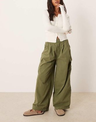 Asos Pantaloni oversize cargo con pieghe kaki-Verde
