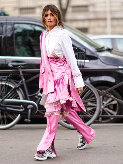 Cómo llevar traje de chaqueta y sneakers con éxito