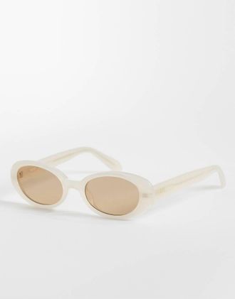 Quay Quay - Felt Cute - Occhiali da sole ovali color panna con lenti marroni-Bianco