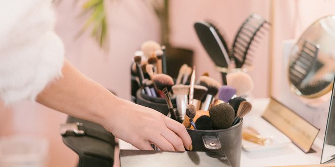 Schminktisch voller Pinsel und Schminkutensilien