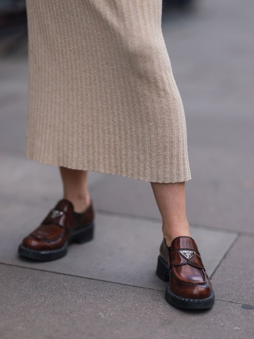 Modebloggerin Kate Gelinsky trägt weinrote Prada Loafers auf den Straßen von Hamburg
