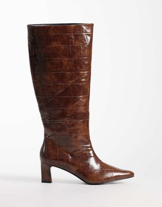 Public Desire stivali al ginocchio con tacco Boomer in effetto coccodrillo color tan-Marrone