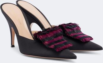 Gianvito Rossi Mules de sat&eacute;n con plumas