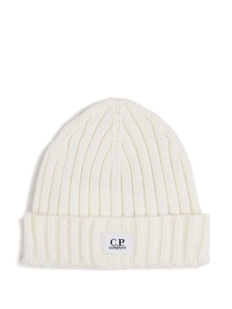 C.P. Company ribbed logo-plaque beanie hat - men - Wool - One Size - White