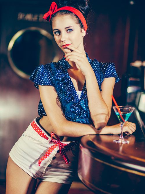 Pin-up Mädchen in einer Bar.