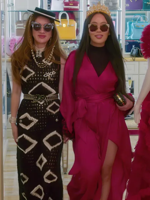 Die Ladies in der Reality Show Bling Empire zeigen die neuesten Modetrends gleich an sich selbst