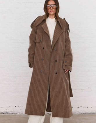 Aria Cove trench maxi oversize con rever ampio e cintura, marrone a righe sottili