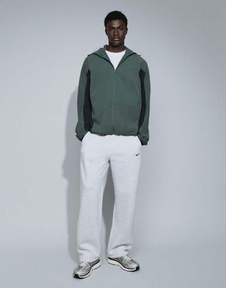 Nike Tech Helios giacca con visiera e cappuccio in verde scuro-Grigio