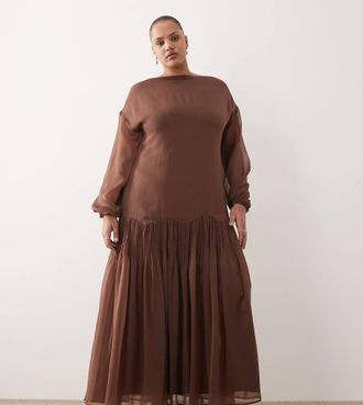 Asos Curve ASOS DESIGN Curve - Vestito lungo a godet in chiffon color cioccolato con scollo a barchetta-Nessun colore