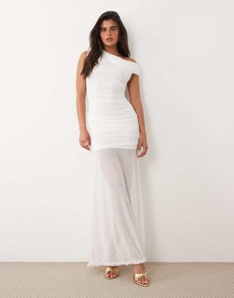 Tfnc Vestito lungo in rete bianco con spalle asimmetriche scoperte e gonna trasparente arricciata
