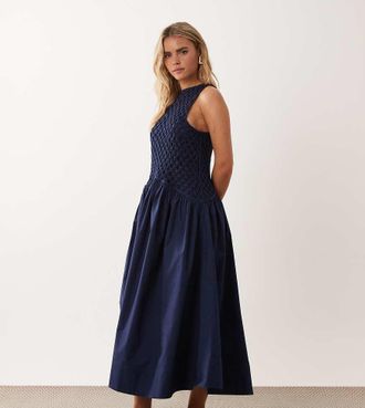 Asos Petite ASOS DESIGN Petite - Vestito lungo in macram&eacute; blu navy con vita scesa e gonna in popeline