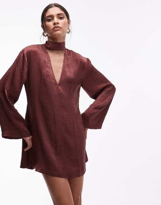 Asos Vestito corto accollato e con scollo a V in raso stropicciato bordeaux-Rosso
