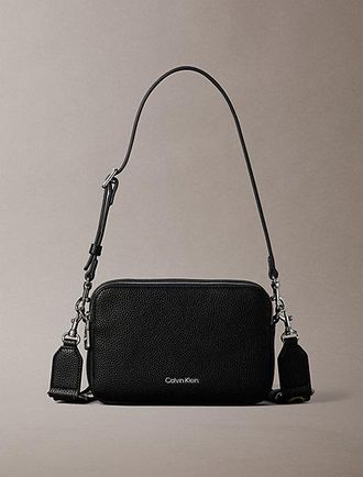 Calvin Klein Bolso bandolera tipo c&aacute;mara con logo y 2 correas