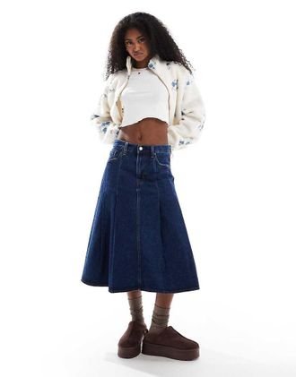 Levi's pleated denim midi skirt in dark wash blue-Navy