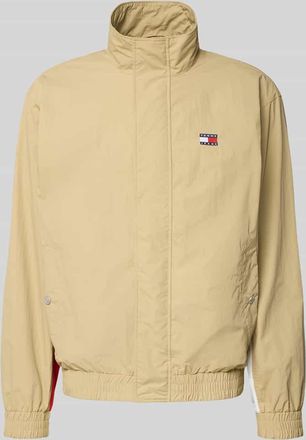 Tommy Jeans Regular Fit Blouson mit Logo-Stitching in Beige, Gr&ouml;&szlig;e XXL